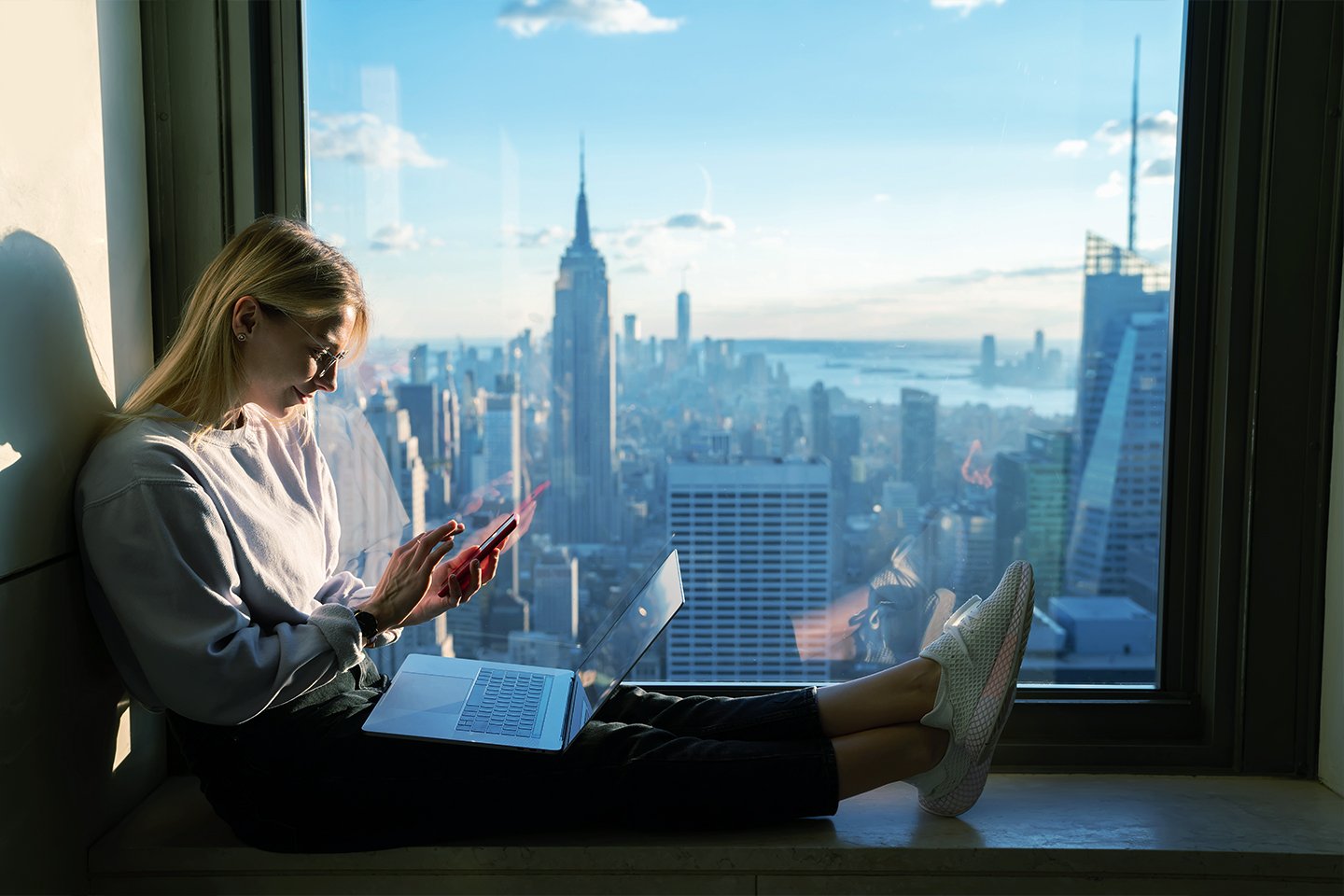 girl-with-laptop-in-new-york